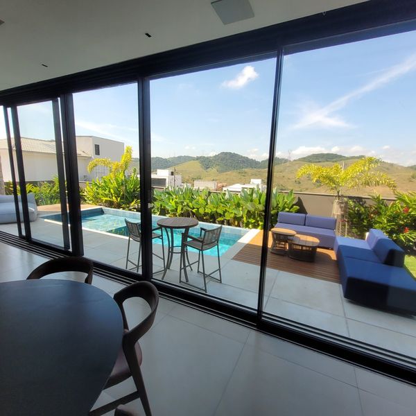 Jardim integrado com piscina