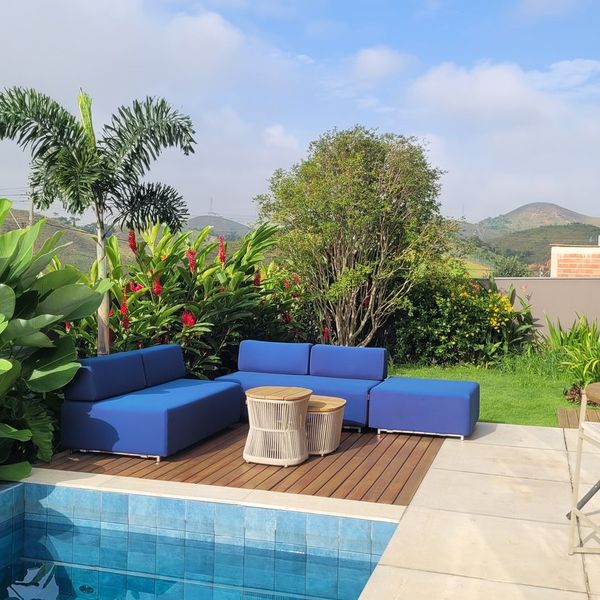 Jardim tropical com piscina