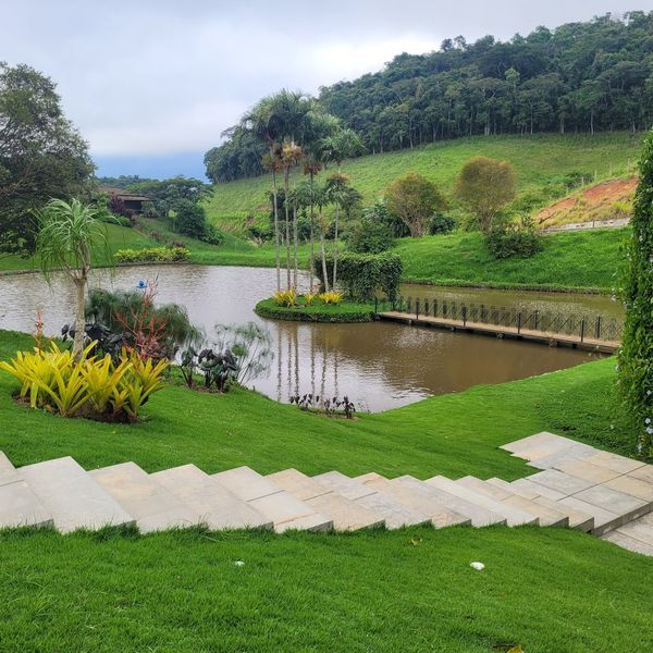 Lago paisagístico com escadaria